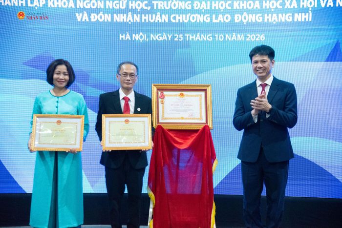 Phó giám đốc thường trực Đại học Quốc gia Hà Nội Nguyễn Hiệu trao Bằng khen của Bộ trưởng Bộ Giáo dục và Đào tạo tặng 2 cá nhân của Khoa Ngôn ngữ học và Việt Nam học