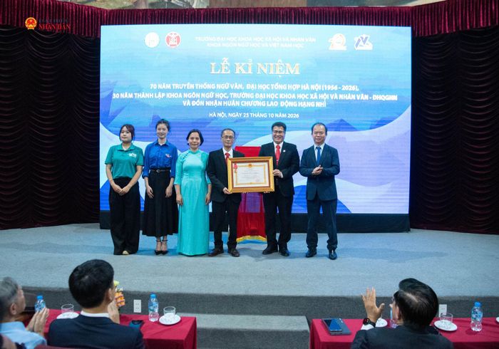 PGS.TS Bùi Hoài Sơn, Phó Trưởng Ban Tuyên giáo Trung ương trao Huân chương Lao động Hạng Nhì cho Khoa Ngôn ngữ học và Việt Nam học