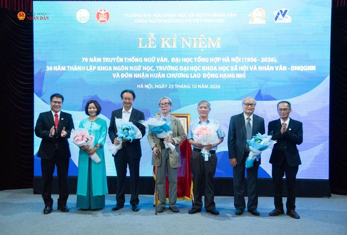 Đại diện lãnh đạo Khoa Ngôn ngữ học và Việt Nam học tri ân các thế hệ cán bộ, giảng viên