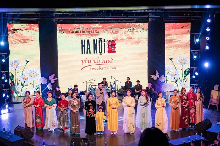 Những thiết kế áo dài lụa, nhung thêu tay tái hiện nét duyên dáng, nền nã của người phụ nữ Hà thành.