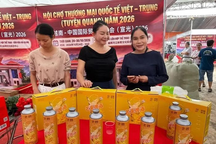 Du khách thích thú tham quan, mua sắm tại gian hàng Hội chợ