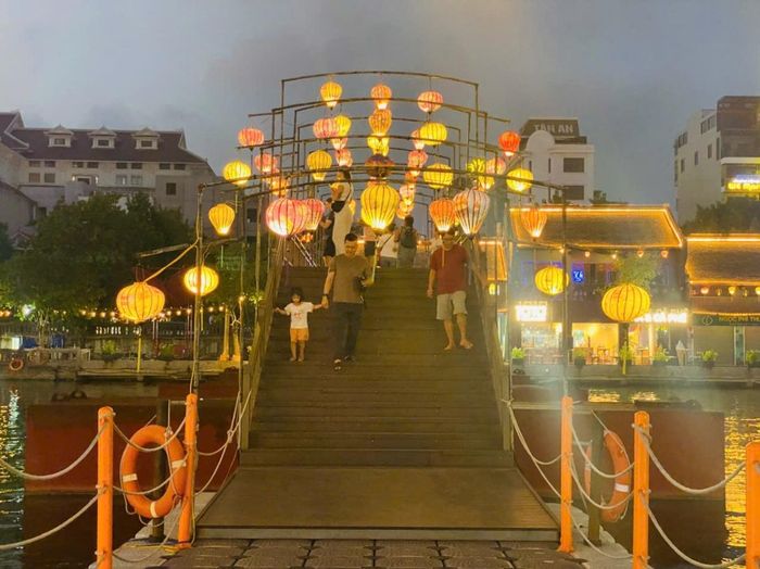 Phố cổ Hoa Lư lung linh dưới ánh đèn lồng, mang đến trải nghiệm du lịch đêm tĩnh tại và đậm đà bản sắc văn hóa giữa lòng thành phố
