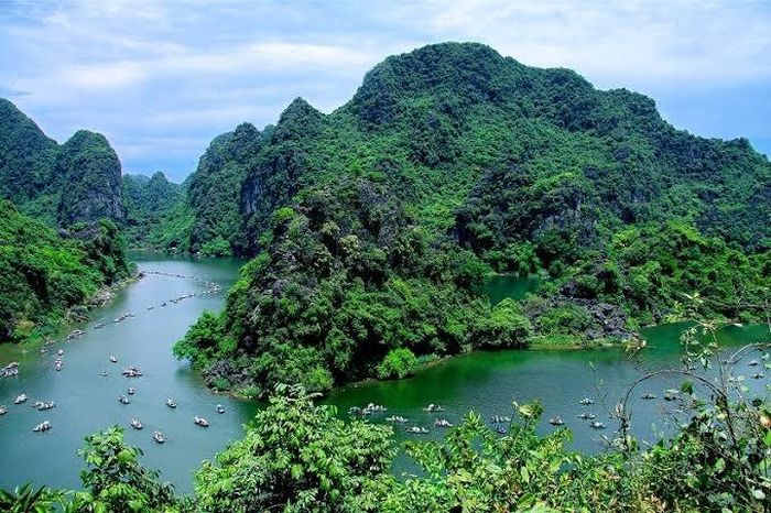 Vẻ đẹp nguyên sơ của Tràng An -là nơi được ví như 'Vịnh Hạ Long trên cạn' với những dãy núi đá vôi triệu năm tuổi soi bóng xuống làn nước xanh ngắt