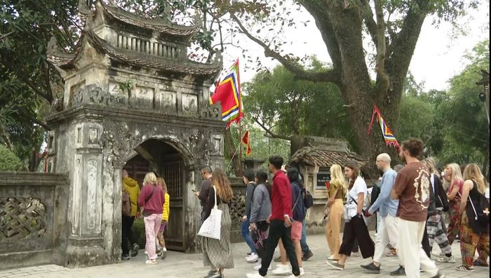 Nét kiến trúc rêu phong và tĩnh mặc tại Cố đô Hoa Lư mang theo hơi thở của những triều đại xưa, minh chứng cho một thời kỳ vàng son và phồn thịnh