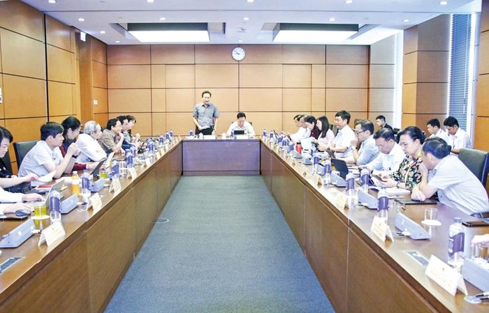 Các đại biểu thảo luận tại Tổ 6 (Hưng Yên – Tây Ninh) về 3 luật liên quan đến đất đai