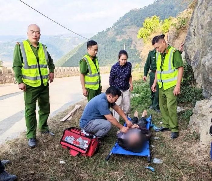 Lực lượng chức năng kịp thời đưa nạn nhân đến Trạm Y tế xã sơ cứu.