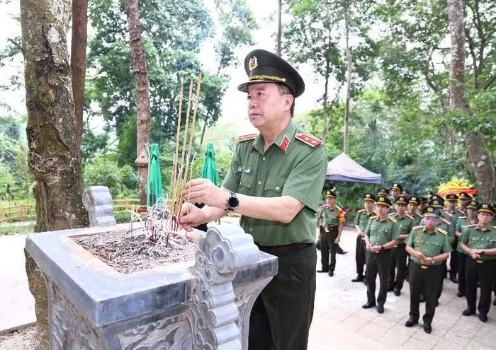 Đoàn công tác dâng hương tại Khu di tích quốc gia đặc biệt Tân Trào.