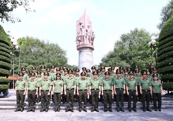 Đoàn chụp ảnh lưu niệm tại Khu di tích lịch sử Nha Công an Trung ương.