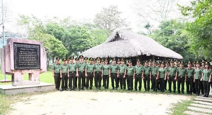 Các đại biểu chụp ảnh lưu niệm tại Khu di tích quốc gia đặc biệt Tân Trào.