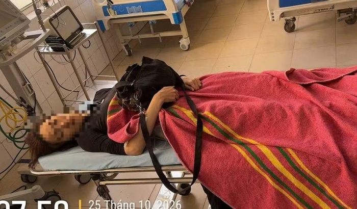 Nữ du khách gặp nạn đã được chuyển tới Bệnh viện Đa khoa Lâm Đồng cấp cứu.