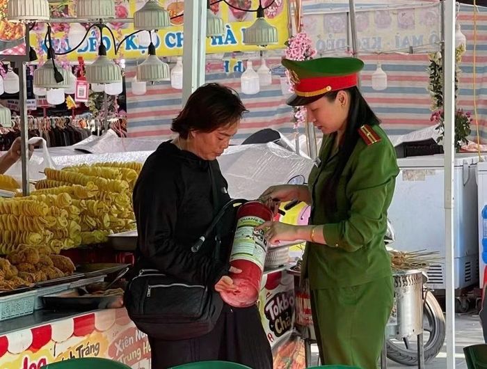 Cảnh sát PCCC và CNCH kiểm tra phương tiện chữa cháy tại các gian hàng kinh doanh.