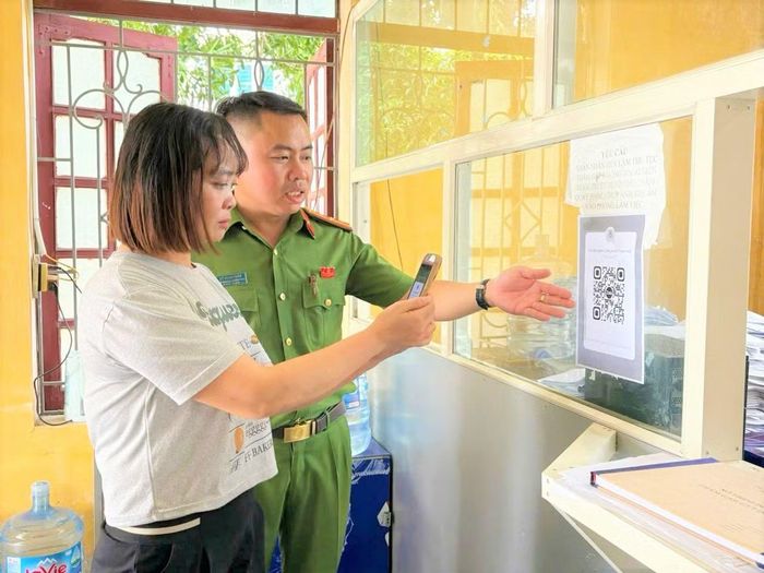 Trại Tạm giam Công an tỉnh Thanh Hóa ứng dụng công nghệ thủ tục thăm gặp thông qua việc khai thác thông tin trên ứng dụng định danh điện tử VNeID.