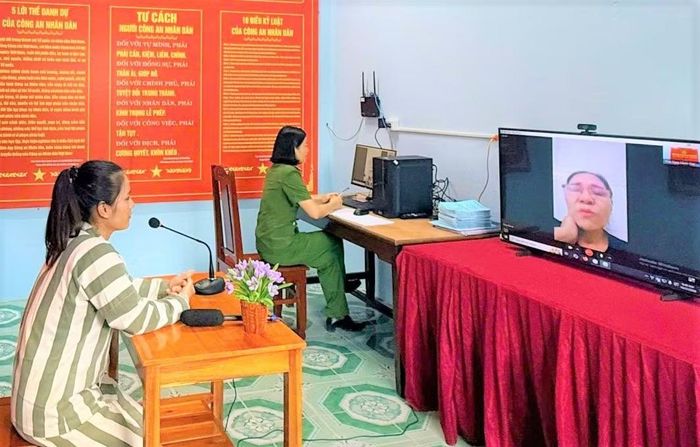 Phạm nhân Lê Thúy Hằng ở phường Sầm Sơn được gặp bố mẹ đang sinh sống ở miền Nam qua phòng thăm gặp và liên lạc trực tuyến dành cho phạm nhân.