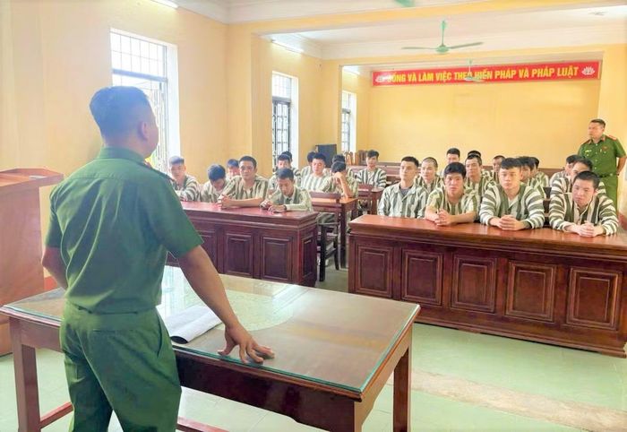 Cán bộ trại tạm giam tuyên truyền để phạm nhân biết việc thực hiện mô hình thăm gặp trực tuyến.