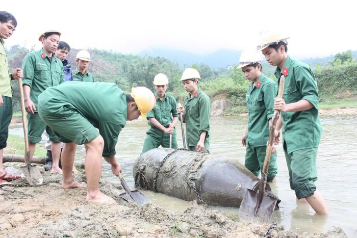 Các đơn vị tiến hành rà phá bom mìn, vật liệu nổ tại các xã miền núi A Lưới TP Huế.