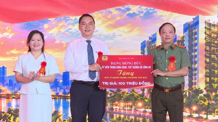 Đồng chí Thứ trưởng tặng quà cho Quỹ Vì người nghèo phường Thủ Đức.