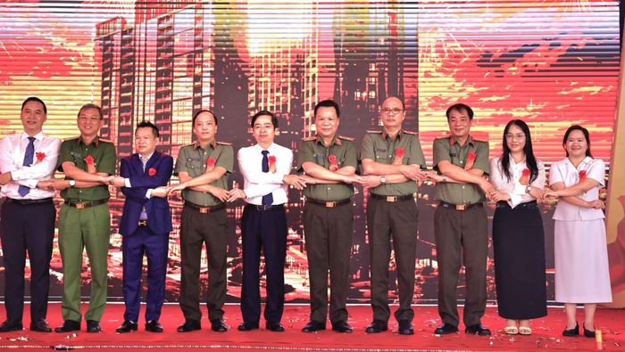 Thứ trưởng Đặng Hồng Đức cùng các đại biểu chúc mừng sự thành công của dự án.