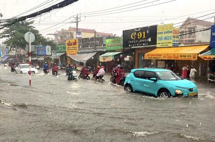 Ngập nước mưa trên tuyến đường Bùi Văn Hòa.
