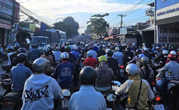 Người đi xe máy bị ùn tắc trong giờ cao điểm.