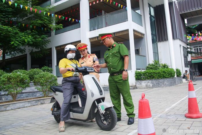 Người dân và học sinh thực hành kỹ năng lái xe an toàn.