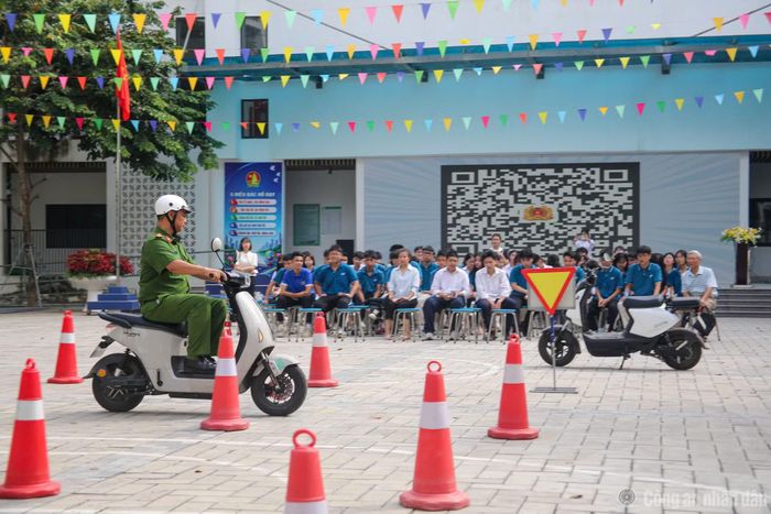 Hướng dẫn người dân thực hành kỹ năng lái xe an toàn.