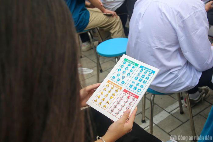 Báo cáo viên Phòng CSGT phổ biến các quy định về bảo đảm an toàn giao thông.