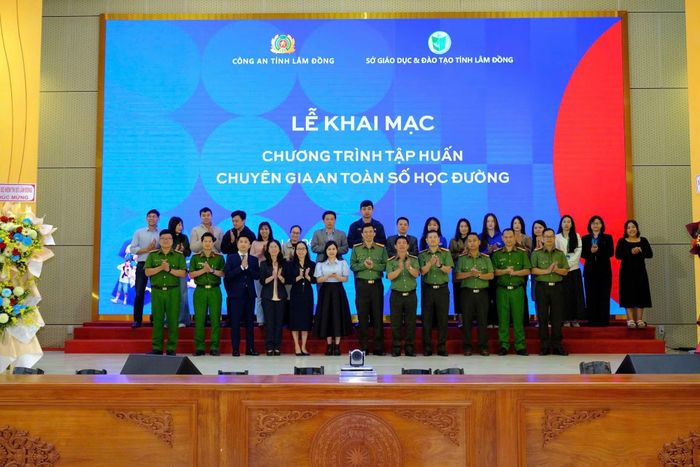 Đại biểu tham dự tập huấn kỹ năng bảo vệ trẻ em, thanh thiếu niên trên không gian mạng.