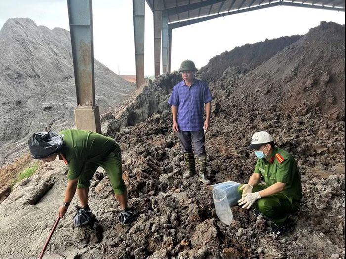Hiện trường vụ chôn, lấp trái phép "cát cháy" gây ô nhiễm môi trường.