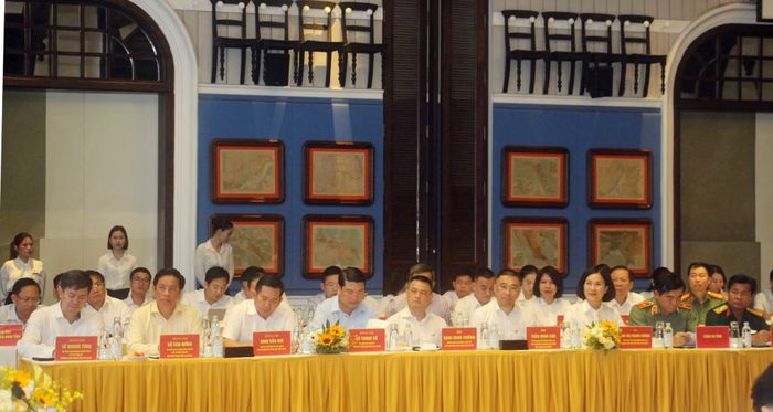 Các đại biểu dự buổi làm việc.
