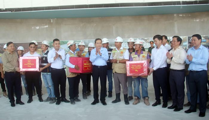 Đồng chí Trần Thanh Mẫn, Chủ tịch Quốc hội và đồng chí Phạm Gia Túc, Phó Thủ tướng Thường trực Chính phủ cùng các đại biểu động viên, trao quà tặng đội ngũ kỹ sư, công nhân, người lao động tại các dự án, công trình phục vụ Hội nghị cấp cao APEC 2027.