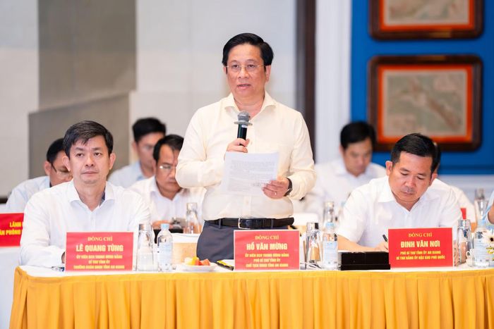 Đồng chí Hồ Văn Mừng, Ủy viên Trung ương Đảng, Phó Bí thư Tỉnh ủy, Chủ tịch UBND tỉnh An Giang phát biểu tại buổi làm việc.