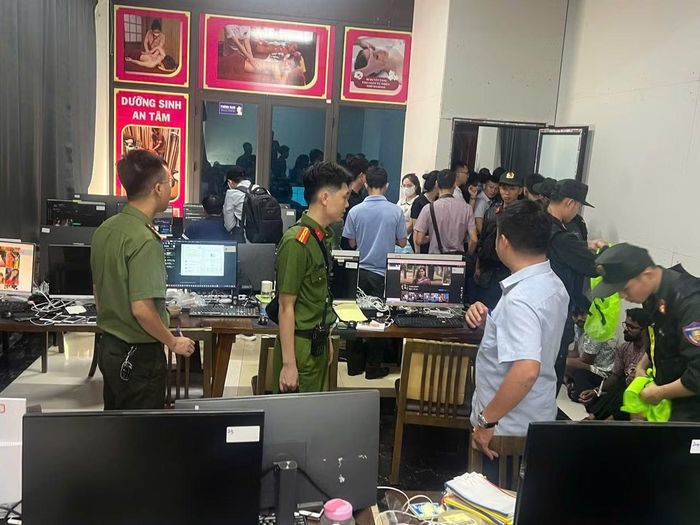 Hàng trăm cán bộ, chiến sĩ đồng loạt triển khai khám xét, bắt giữ các đối tượng trong chuyên án.