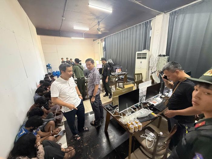Đại tá Nguyễn Thanh Hà, Phó Cục trưởng Cục Cảnh sát hình sự (áo trắng), trực tiếp có mặt tại hiện trường, chỉ đạo công tác khám xét, bắt giữ các đối tượng.