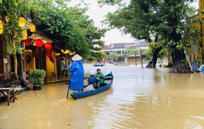 Hội An mùa nước ngập – một lát cắt khác biệt của đô thị di sản, khơi gợi sự tò mò và thích thú của du khách.