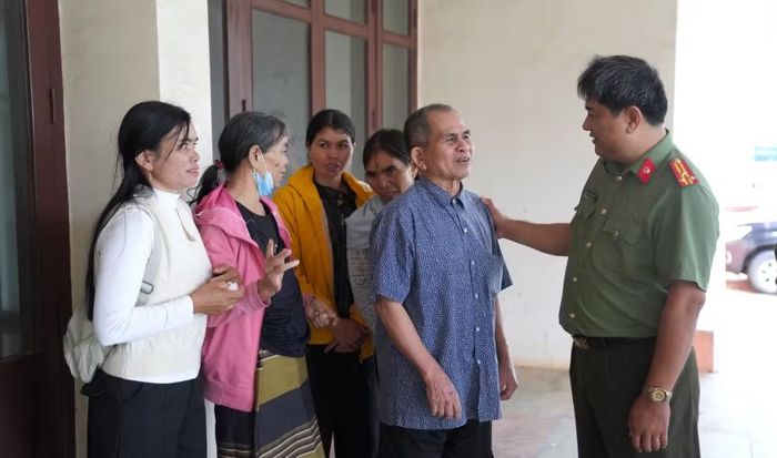 Lãnh đạo Công an tỉnh Gia Lai thăm hỏi, động viên những công dân cư trú bất hợp pháp tại Thái Lan trở về nước.