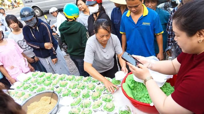 Nhóm thiện nguyện 0 đồng Mađaguôi phát xôi cho người dân.