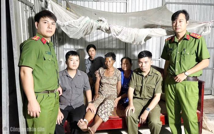 Công an xã Ninh Thạnh Lợi (tỉnh Cà Mau) và Công an xã Kế Sách (TP Cần Thơ) hỗ trợ đưa bà Thị Hai về gia đình an toàn sau thời gian dài đi lạc.