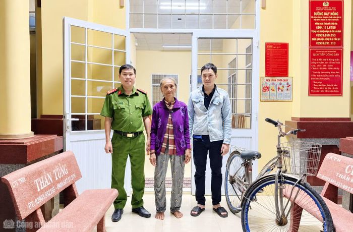 Bà Huỳnh Thị Tư (đứng giữa) được người thân đến Công an xã Vĩnh Mỹ đón về.