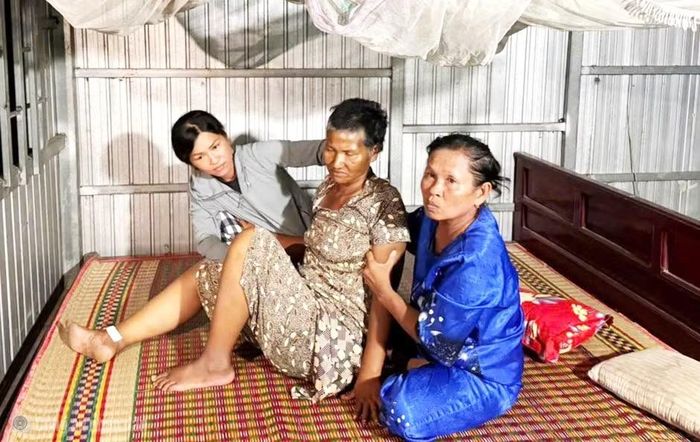Bà Thị Hai (giữa) hạn chế về khả năng nhận thức, được gia đình hỗ trợ chăm sóc sau khi tiếp nhận từ lực lượng Công an.