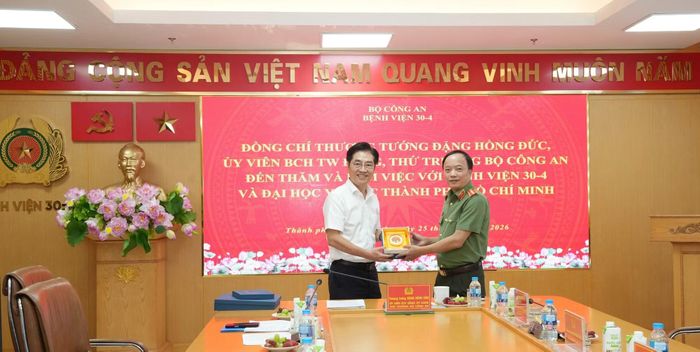  Hiệu trưởng Đại học Y Dược TP Hồ Chí Minh trao tặng quà lưu niệm cho Thứ trưởng Đặng Hồng Đức. 