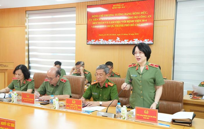  Thiếu tướng Dương Thị Thu Hằng, Giám đốc Bệnh viện 30-4, phát biểu chào mừng. 