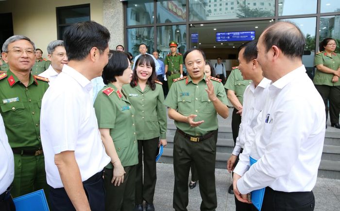  Thứ trưởng Đặng Hồng Đức trao đổi ý kiến với lãnh đạo các đơn vị bên lề hội nghị. 