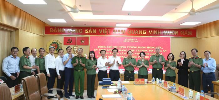  Thứ trưởng Đặng Hồng Đức cùng lãnh đạo các đơn vị chụp hình lưu niệm. 