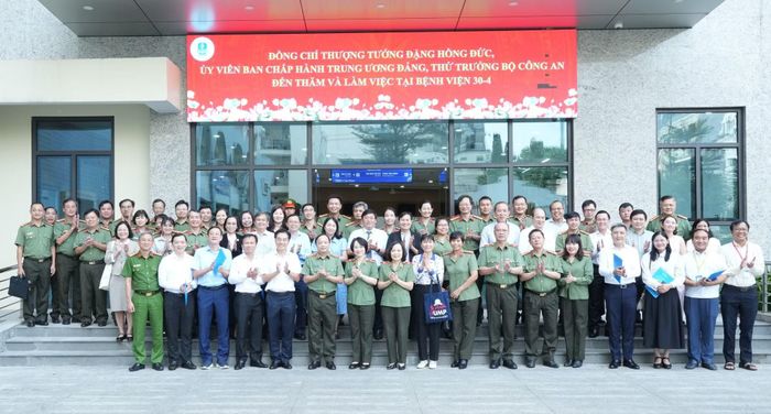  Thứ trưởng Đặng Hồng Đức cùng lãnh đạo các đơn vị chụp hình lưu niệm. 
