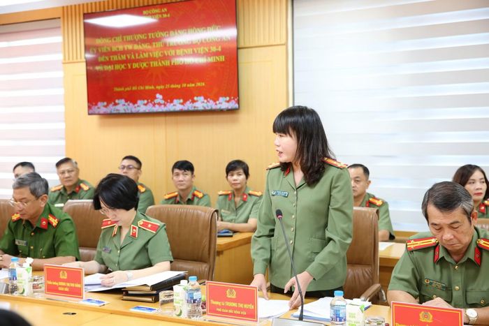  Thượng tá, TS. Trương Thị Huyền, Phó Giám đốc Bệnh viện 30-4, báo cáo các mặt công tác phối hợp... 