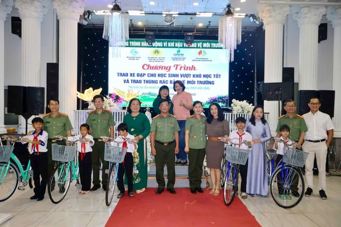 Đại diện lãnh đạo Khoa An ninh nội địa và các đơn vị phối hợp trao tặng xe đạp cho học sinh có hoàn cảnh khó khăn tại xã Bình Ninh và xã Tân Phước 3.