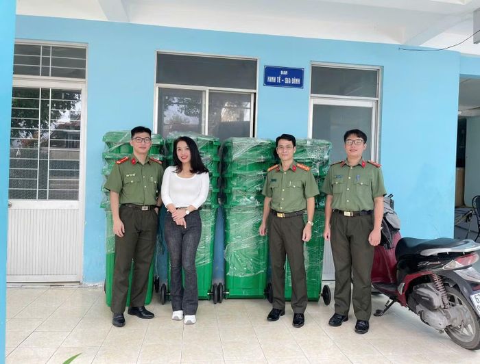 Đoàn công tác trao tặng thùng rác bảo vệ môi trường nông thôn tại các xã trên địa bàn tỉnh Đồng Tháp.