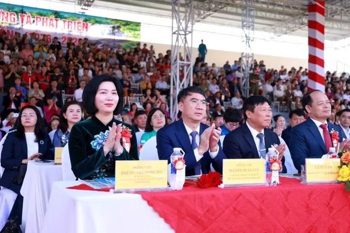 Chủ tịch HĐND thành phố Hà Nội Phùng Thị Hồng Hà và Đoàn công tác thành phố Hà Nội tham dự lễ kỷ niệm. Ảnh: Văn Tuyến.