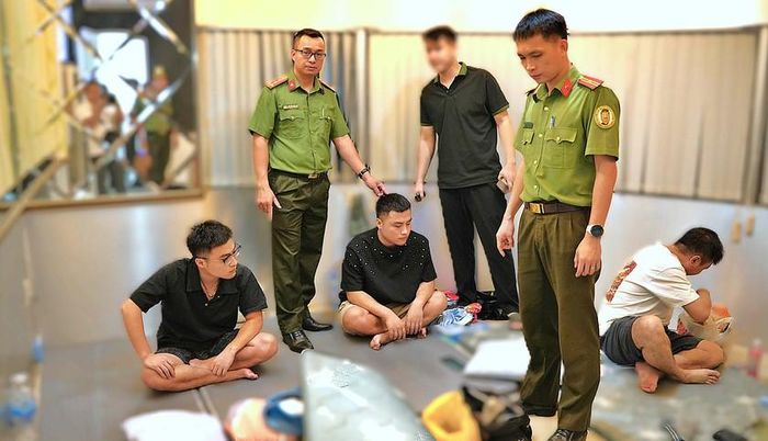Lực lượng Cong an kiểm tra, làm việc với những người nước ngoài tại cơ sở sản xuất trên địa bàn xã Bình Minh (Thành phố Đồng Nai).