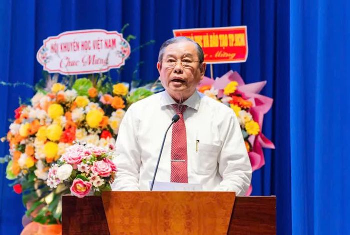 Phó Chủ tịch Thường trực Hội Khuyến học Thành phố Hồ Chí Minh Hồ Phú Bạc phát biểu tại buổi lễ.